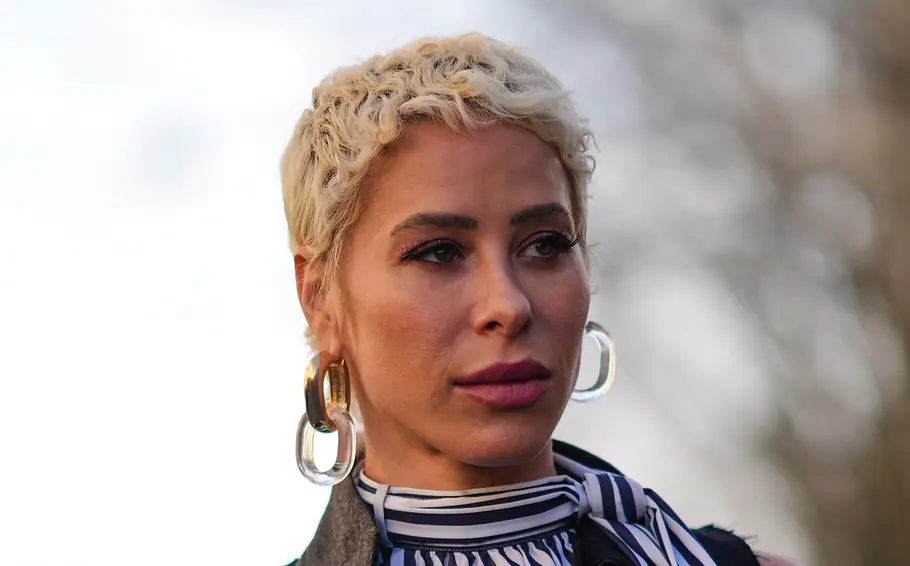 Kurzer Pixie Cut mit leichten Wellen Auch ein sehr kurzer Pixie Cut schmeichelt runden Gesichtern.