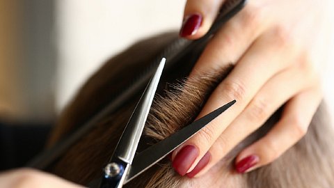 Auch ein Trend unter den Winterfrisuren:  Naturkrause oder selbst gedrehte Locken (gerne mit Spange). - Foto: Istock/Ivan-balvan