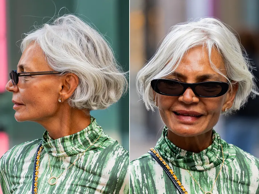Eine Frau trägt ihr graues Haar als Bixie.