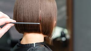 Kurzhaarfrisuren für feines Haar: Diese 5 frechen Schnitte stehen Frauen ab 50 extrem gut! - Foto: okskukuruza/iStock