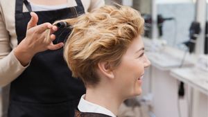 Diese 5 frechen Kurzhaarfrisuren mit Locken stehen Frauen ab 50 am besten - Foto: Wavebreakmedia/iStock