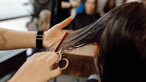 Wir zeigen die besten Kurzhaarfrisuren mit Pony ab 50. - Foto: iStock/Tatsiana Volkava 