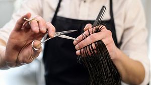 Wir zeigen die schönsten Kurzhaarfrisuren für schwarzes Haar. - Foto: GoodLifeStudio/iStock