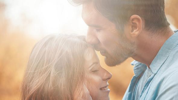 Kuss auf die Stirn: Diese emotionale Bedeutung hat der intime Kuss! - Foto: :fotostorm/iStock