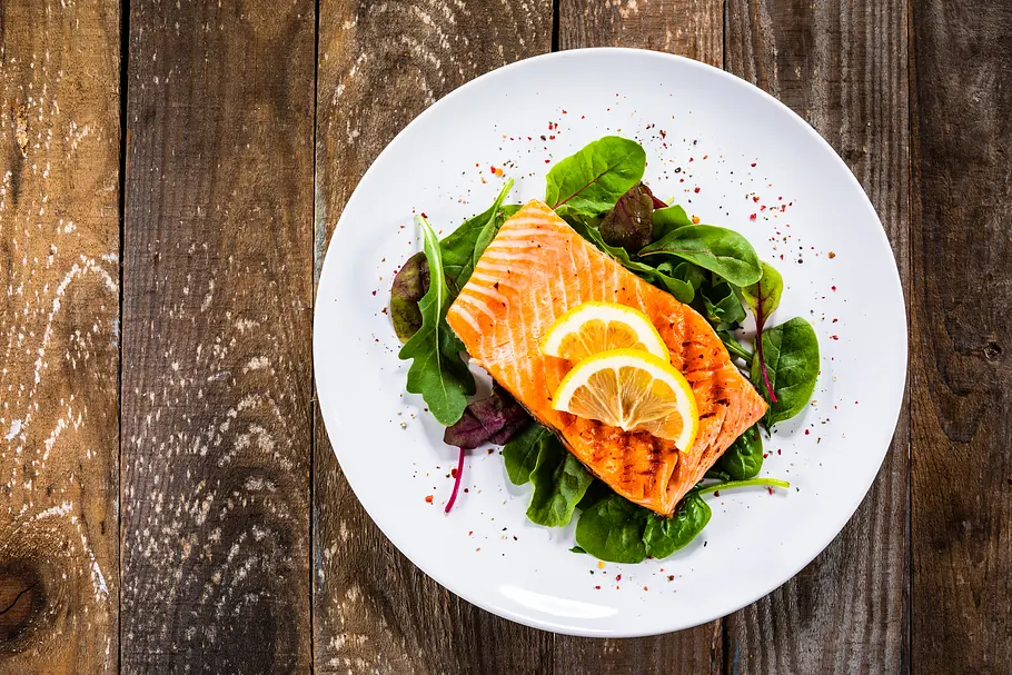 Lachs auf Spinat-Salat Lachs auf Spinat-Salat