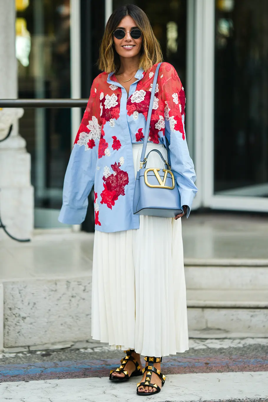 Lässiger Look mit Plisseerock Lässiger Look mit Plisseerock, Hemd und Sandalen.