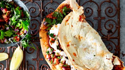 Unser Lahmacun-Rezept ist leicht und einfach lecker. - Foto: House of Food / Bauer Food Experts KG