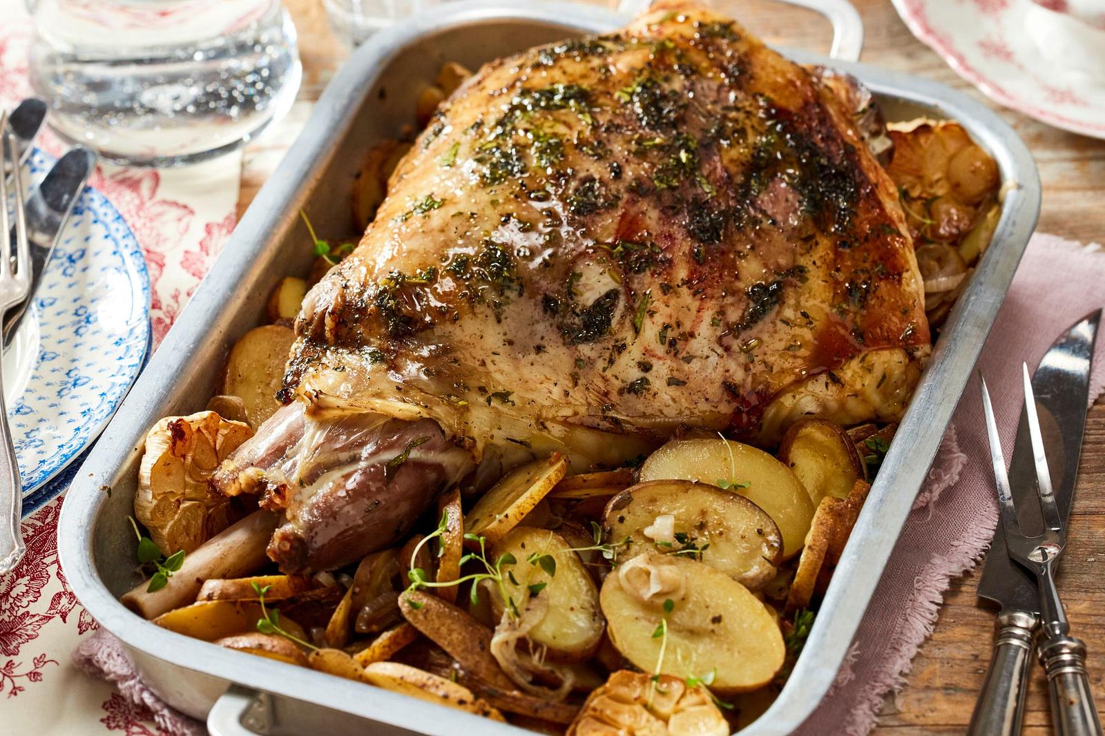 Lammkeule: Omas einfaches Rezept vom Blech mit Kartoffeln Rezept ...