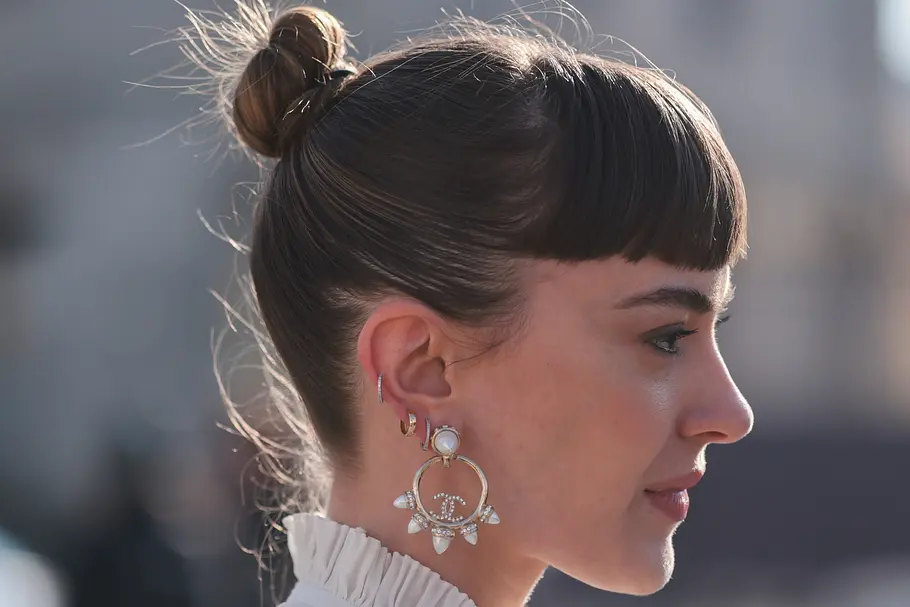 Dutt-Frisur mit geradem Pony Frisuren für lange Haare mit Pony: Die schönsten Schnitte und Stylings mit Pony-Frisur