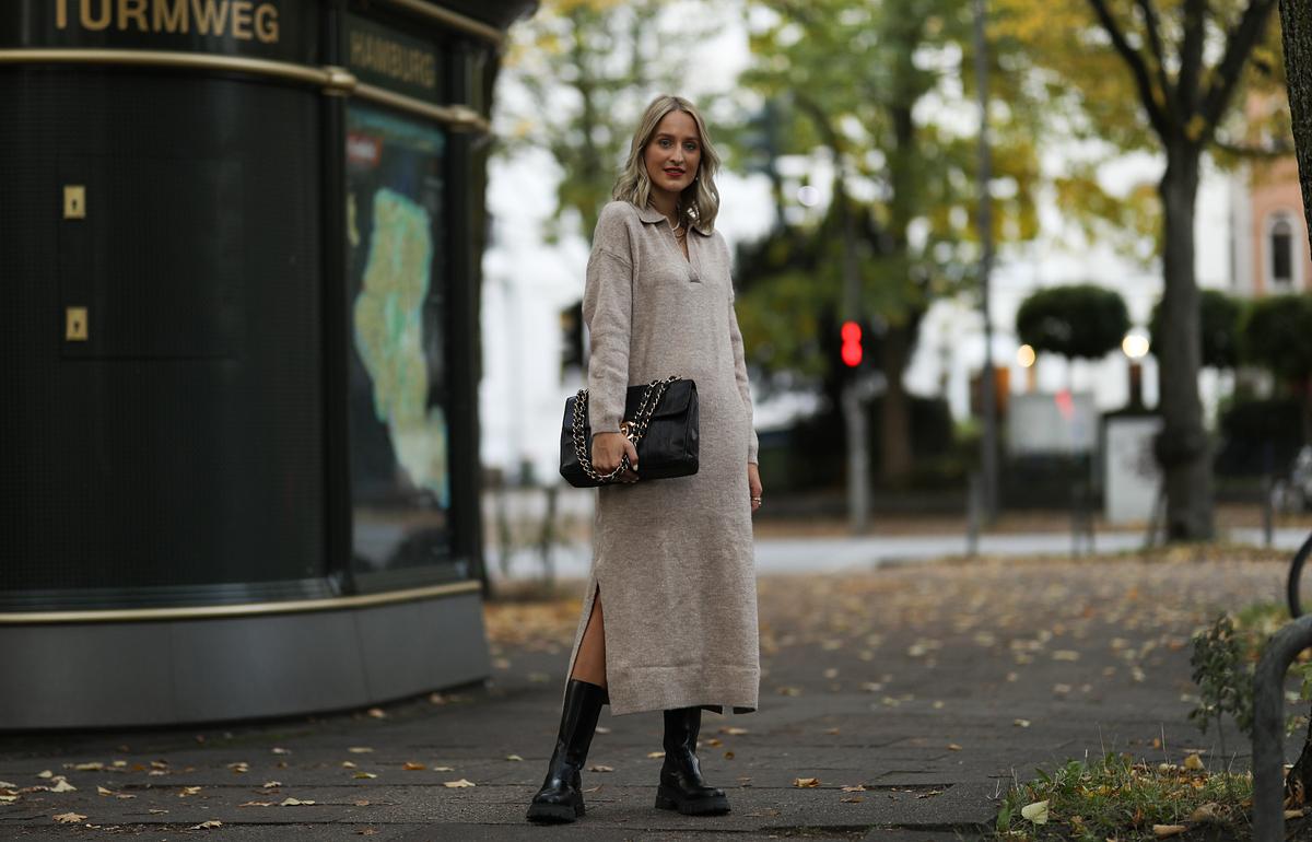 Lange Strickkleider kombinieren für kleine Frauen.