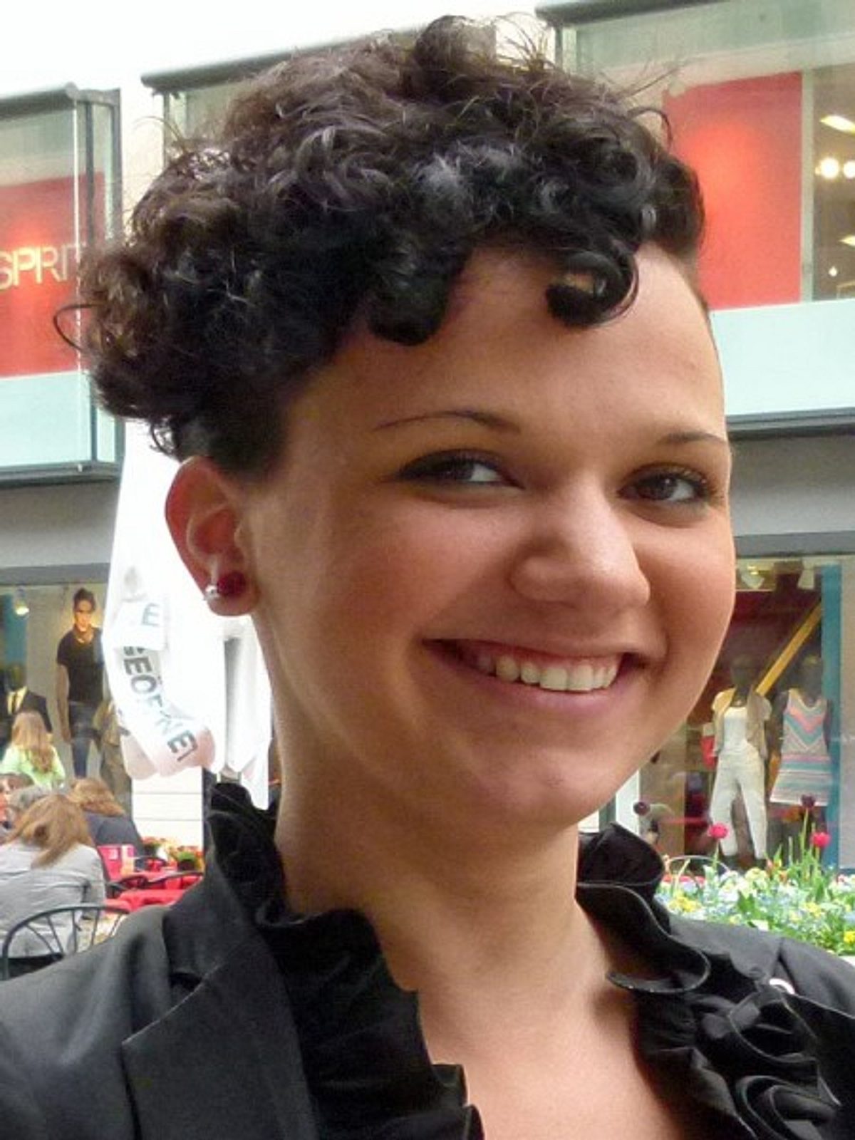 larissa tauschte ihre langen locken gegen kurzhaar frisur und sidecut links ein