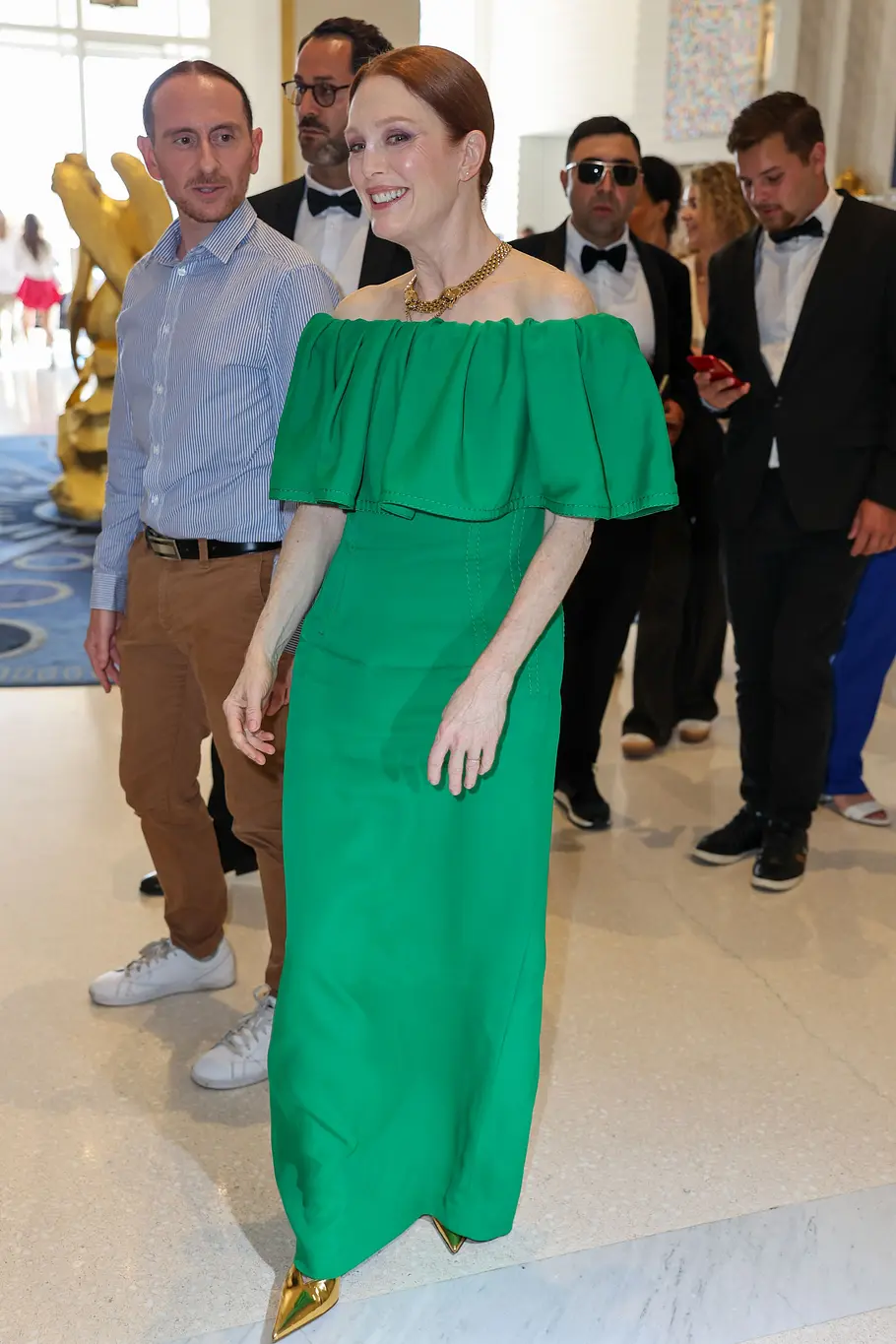 Lässige Mode für Frauen ab 60: Julianne Moore in einem grünen Kleid
