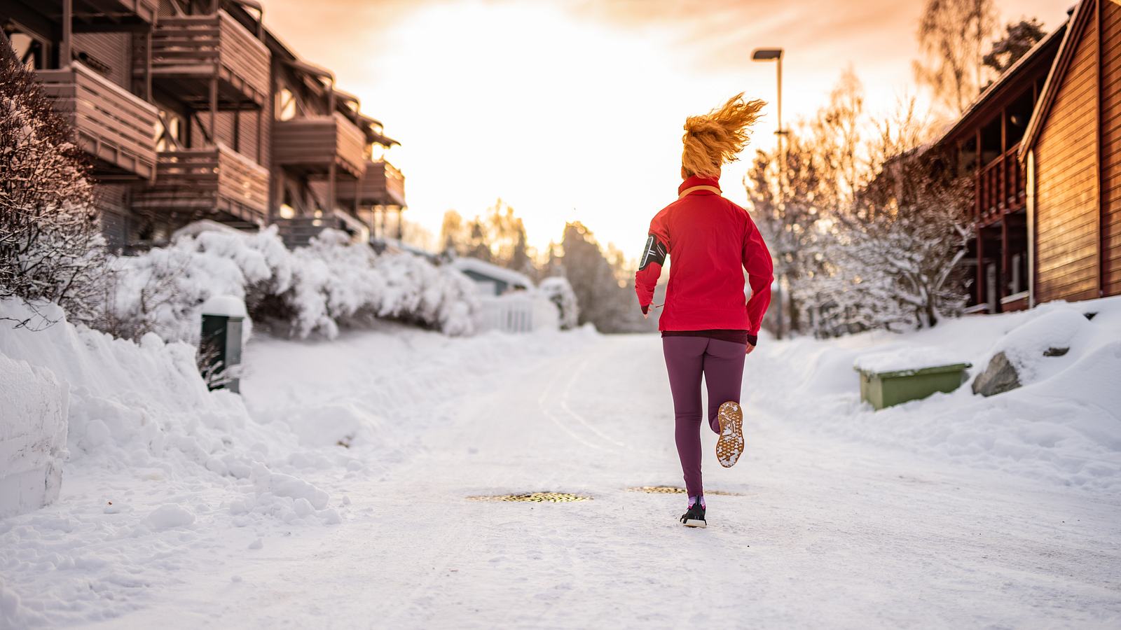 Winter Run Mann joggen im Freien in der Stadt Hafen läuft draußen mit  kaltem Wetter Zubehör - Hut, Handschuhe, winddichte Sportjacke. Aktive  Passform Stockfotografie - Alamy