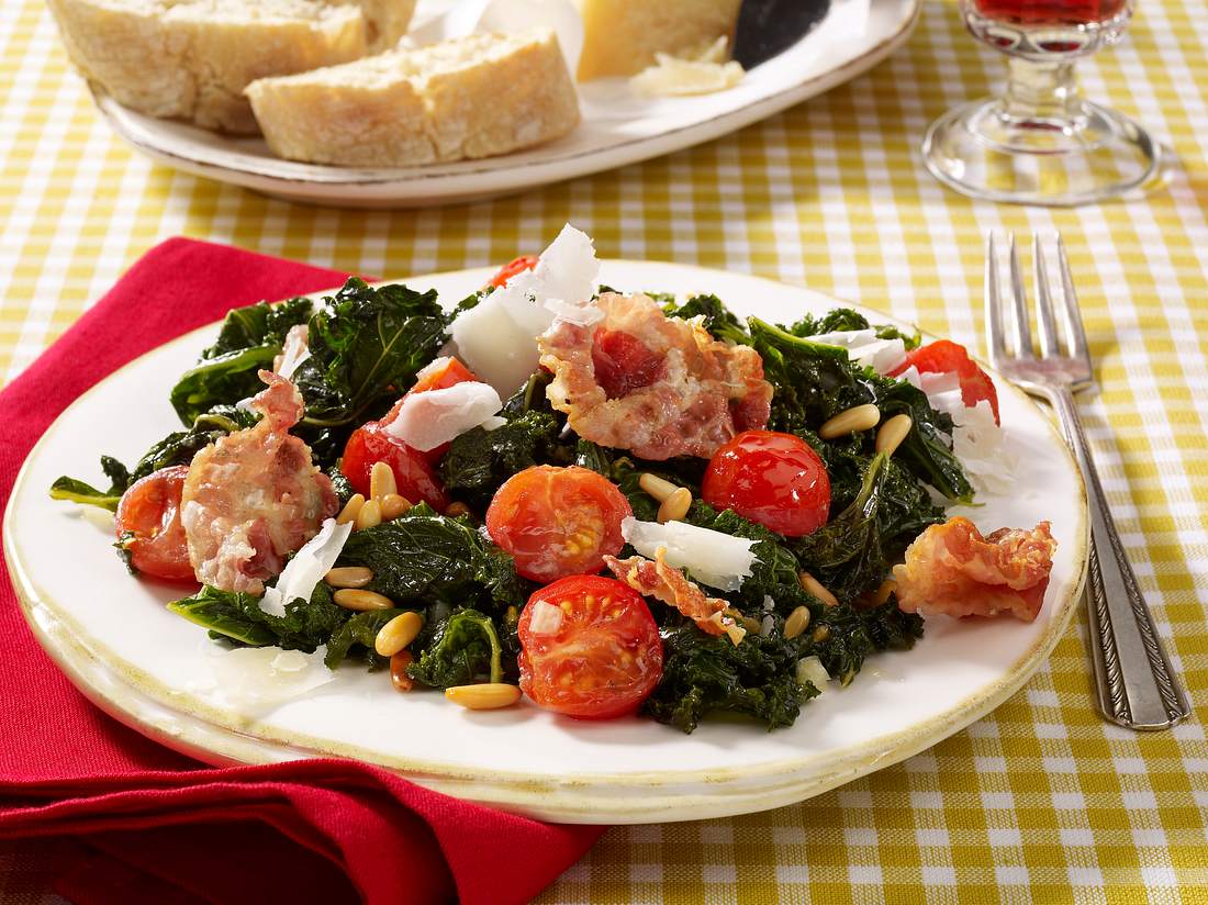 Lauwarmer Grünkohlsalat mit Pancetta und Kartoffel-Dressing Lauwarmer Grünkohlsalat mit Pancetta und Kartoffel-Dressing