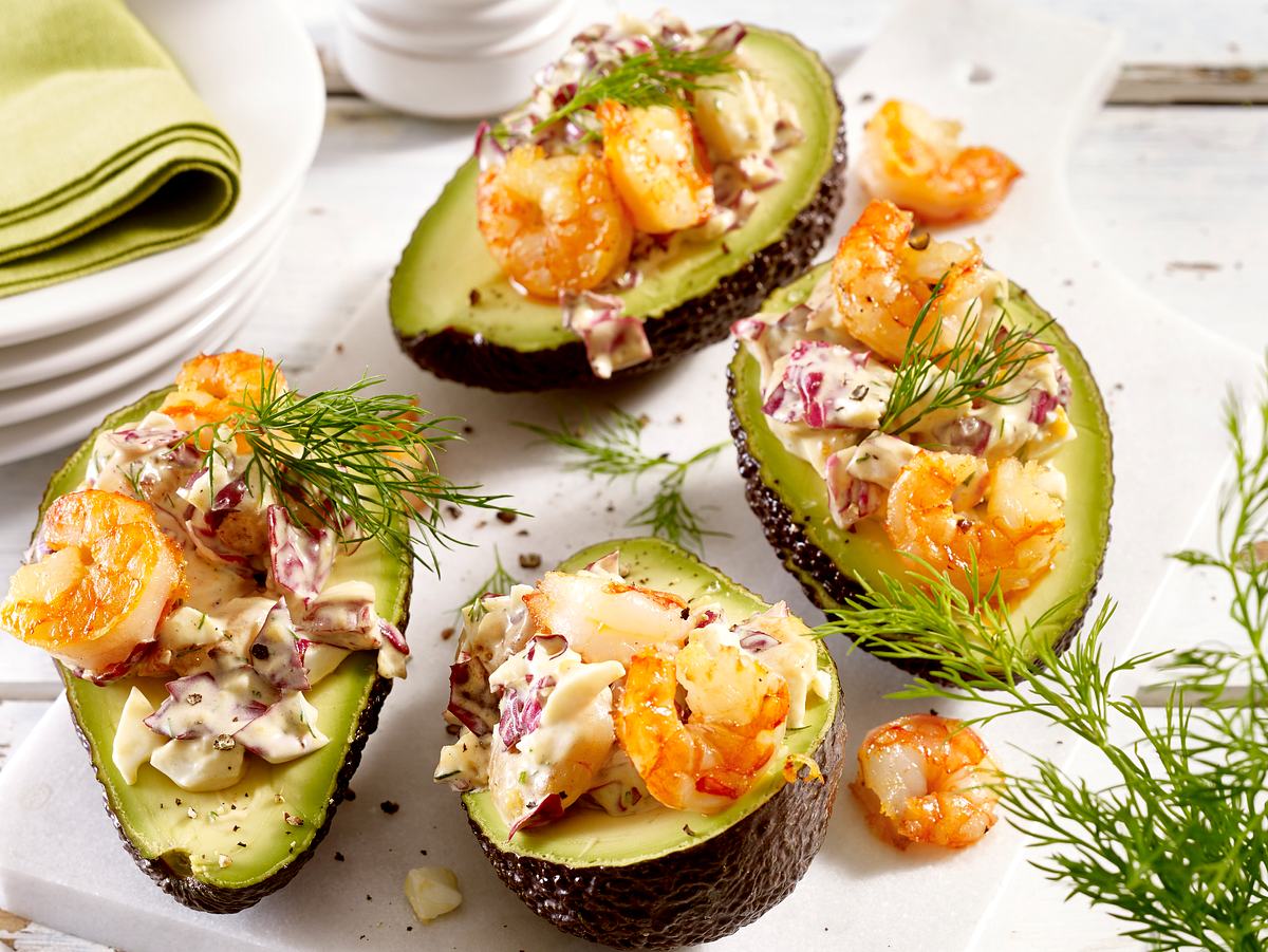 LCHF: Avocado mit Garnelen-Salat-Füllung