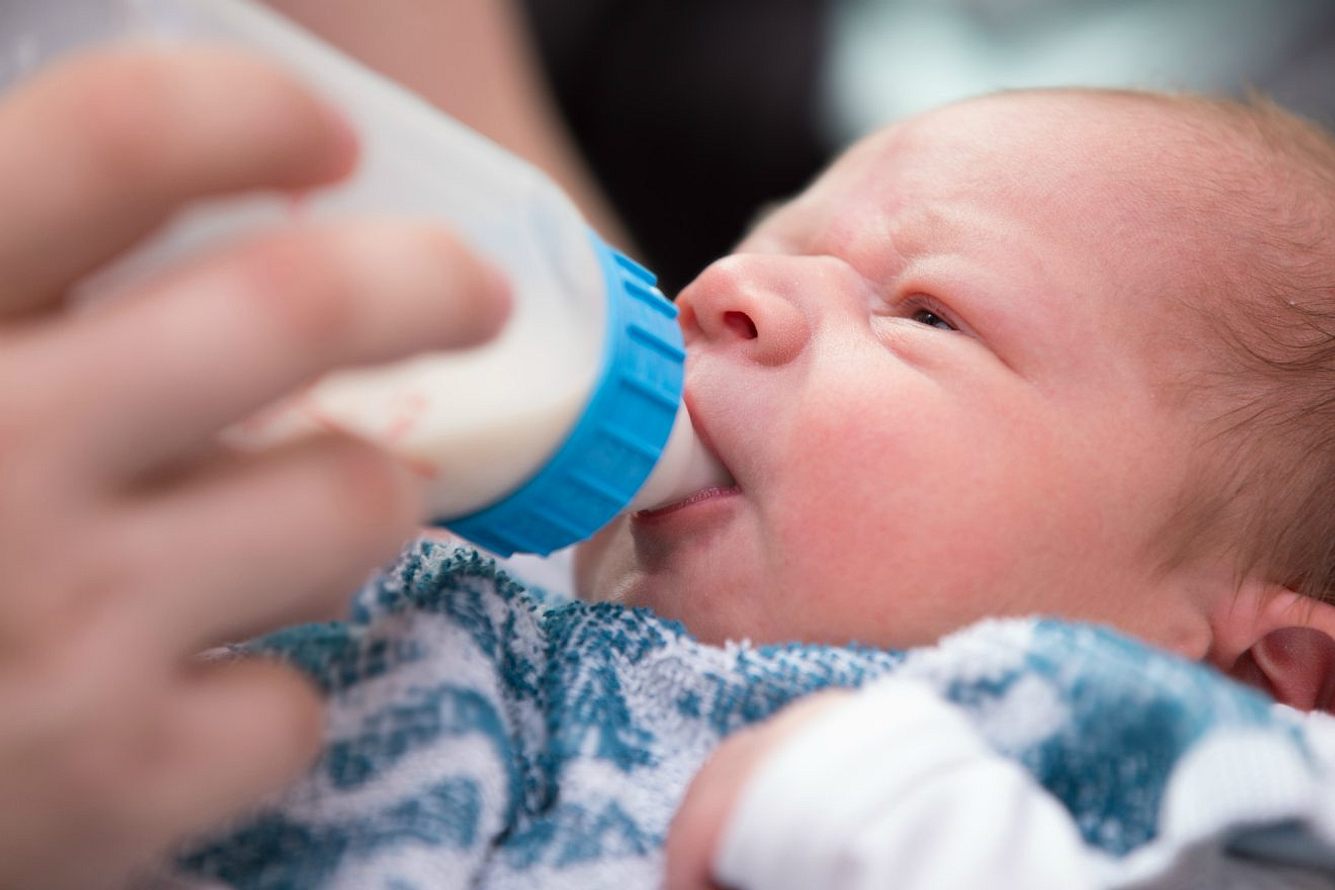 Lebensgefahr für Babys durch Wasser in Muttermilch