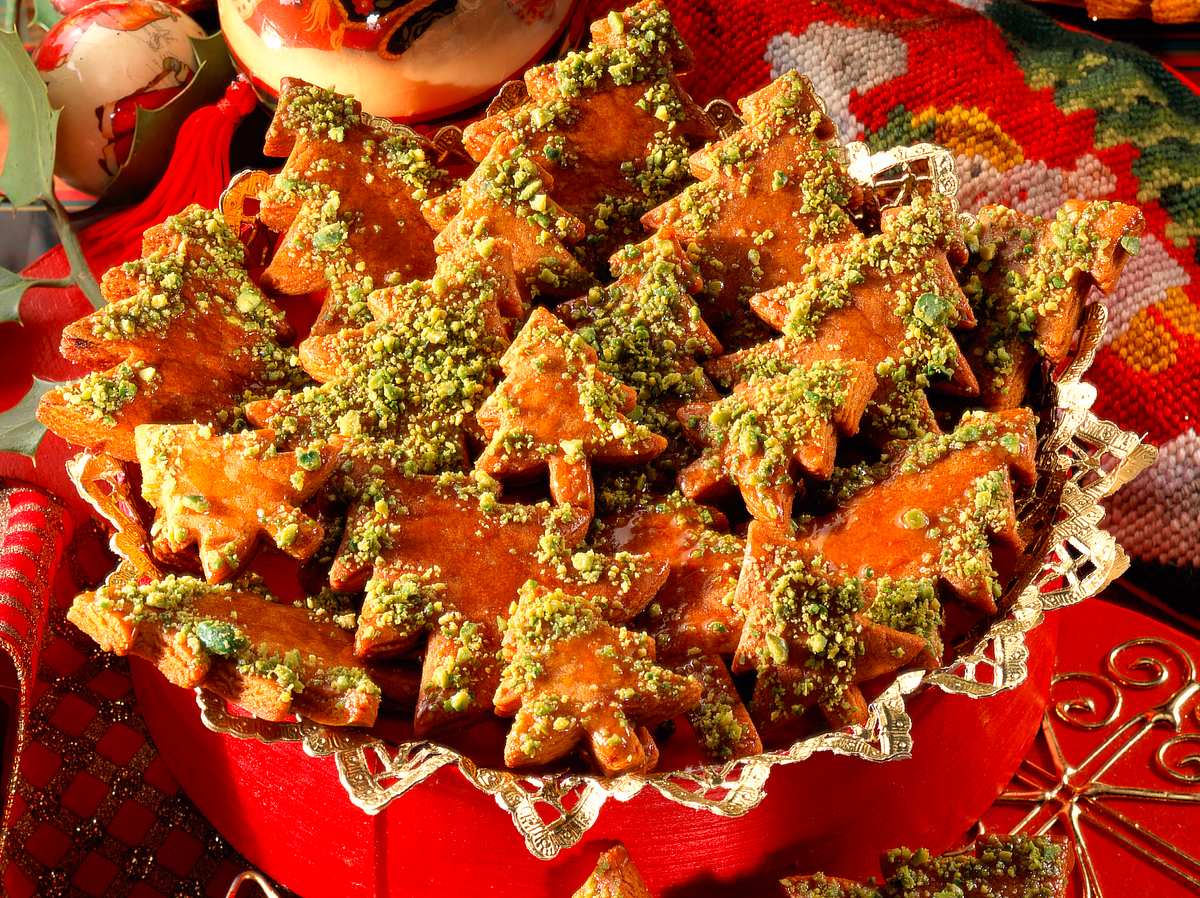 Lebkuchen-Weihnachtsbäume mit Pistazien als Plätzchen ohne Zucker