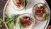 Drei Lebkuchentiramisu im Glas - Foto: iStock/porosolka