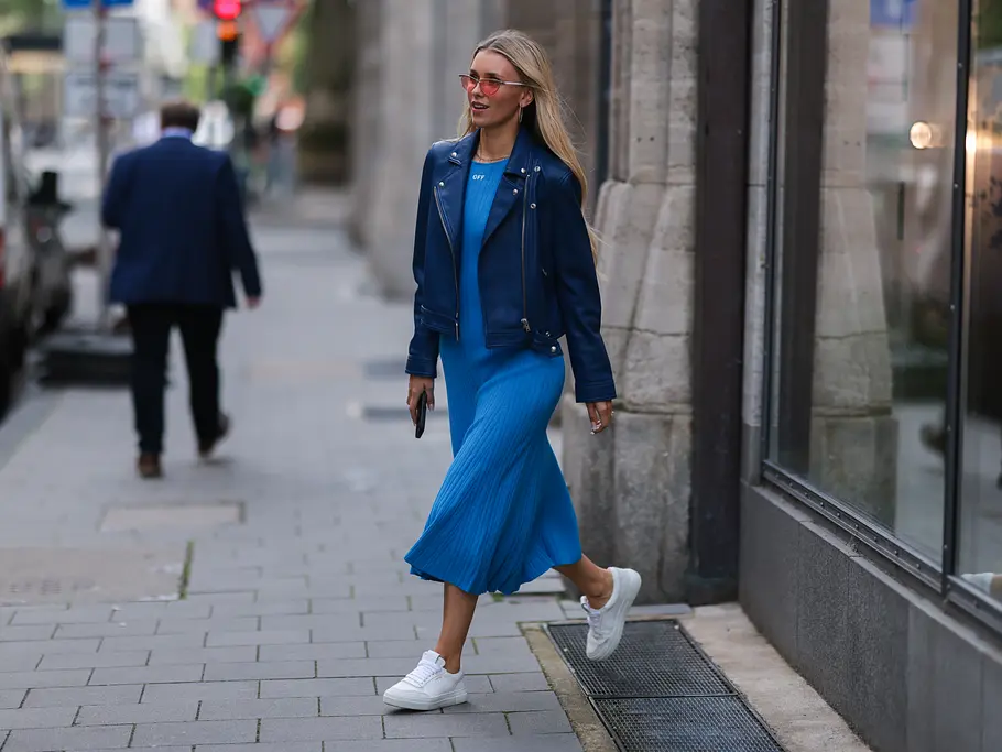 Eine Lederjacke passt mit Sneakern kombiniert in den Frühling.