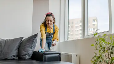 Lederpflege Sofa mit einem Tuch - Foto: iStock/DjordjeDjurdjevic 