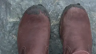 Mit unseren Tipps kannst du deine Lederschuhe einfach reinigen und pflegen. - Foto: iStock/laurenbergstrom