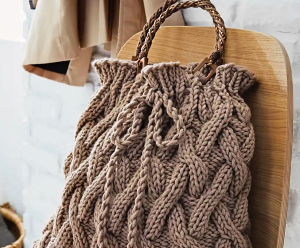 Eine gestrickte Tasche in braun