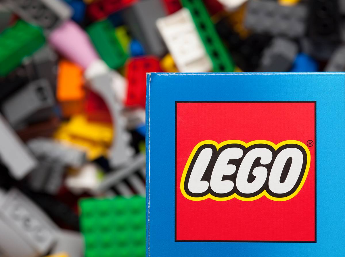 Links unten in der Ecke das LEGO Logo im Hintergrund verschwommen Legosteine