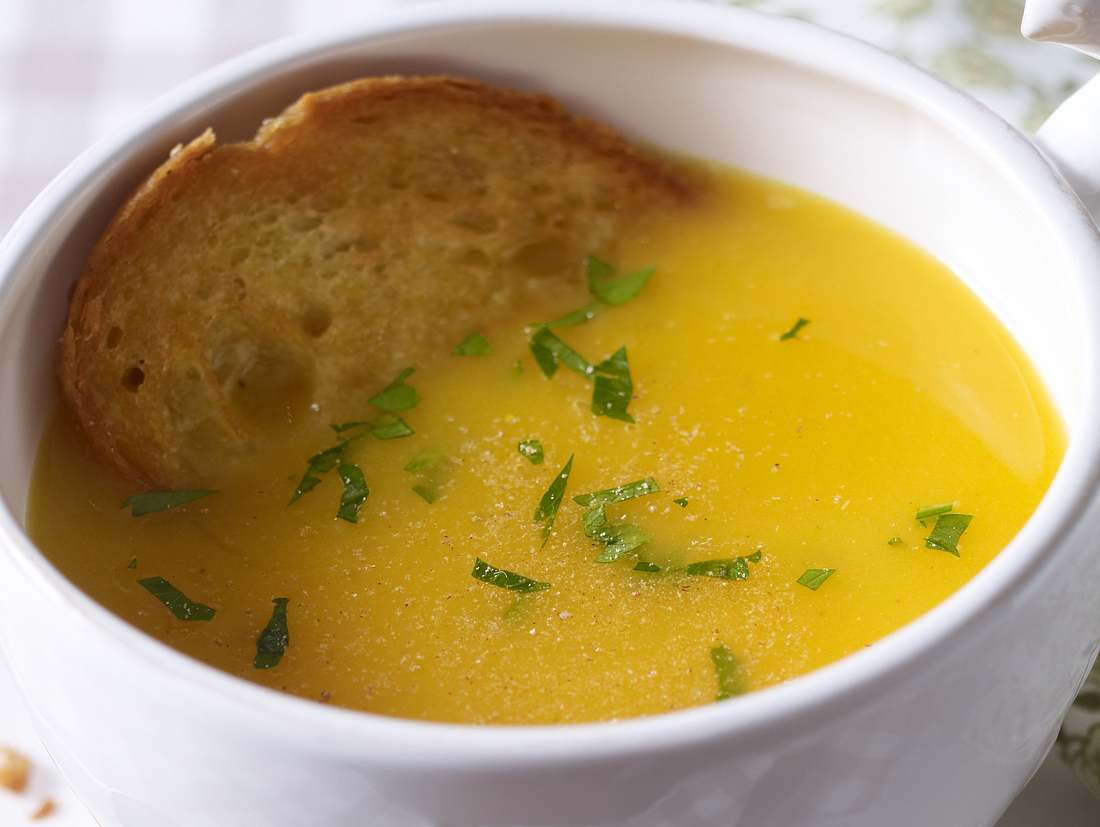 Leichte Muskatkürbissuppe - Rezept mit geröstetem Baguette Leichte Muskatkürbissuppe - Rezept mit geröstetem Baguette