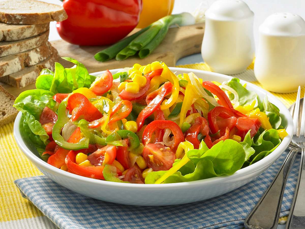 Leichter Low Carb Salat zum Grillen mit Paprika und Mais