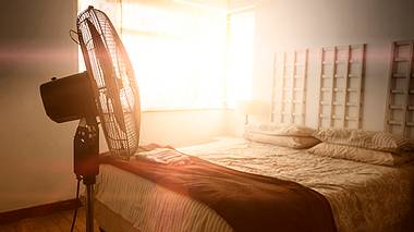Leiser Ventilator im Schlafzimmer - Foto: iStock/brazzo