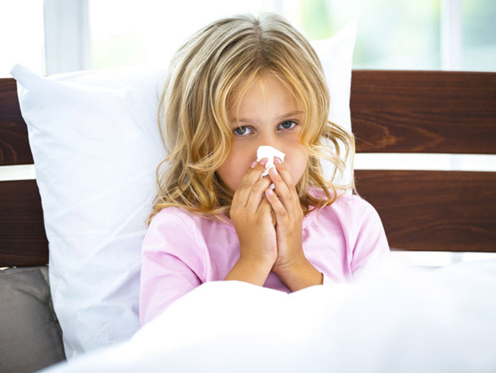 Почему ребенок часто болеет простудными. Ребенок болеет. Простудные заболевания у детей. Больной ребенок. Простуда у ребенка.