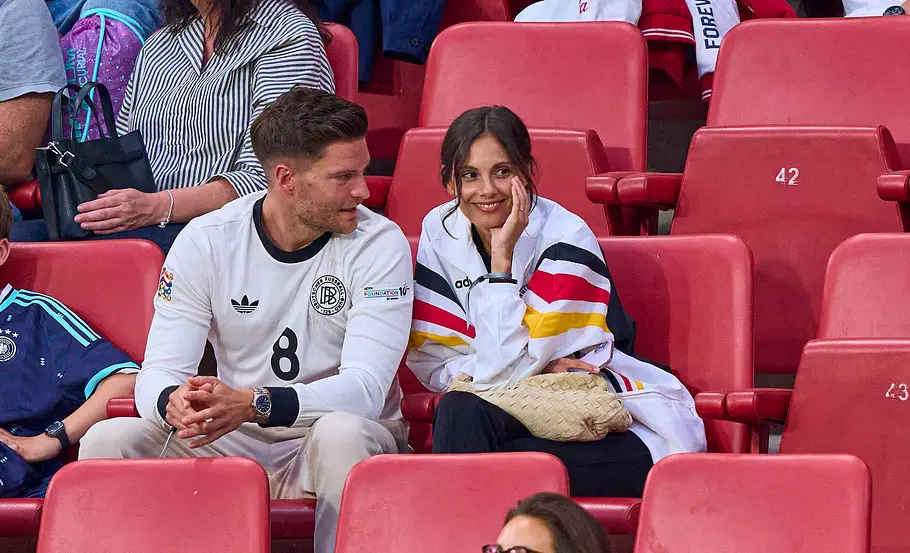 Leon Goretzka und Mathea Fischer Leon Goretzka und Mathea Fischer auf der Tribüne beim Freundschaftsspiel gegen Finnland.