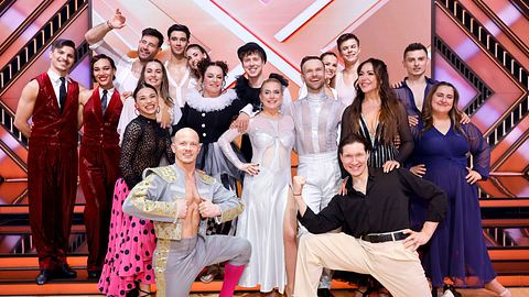 Die diesjährigen Lets Dance-Profis und Promis posieren für ein gemeinsames Gruppenfoto.  - Foto: IMAGO / Panama Pictures