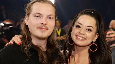Malika Dzumaev und Gabriel Kelly lächeln bei Lets Dance in die Kamera.  - Foto: IMAGO / Future Image