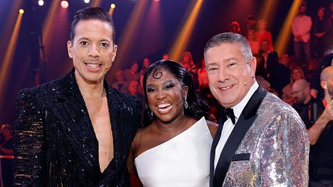 Das Lets Dance-Jury-Trio, bestehend aus Joachim Llambi, Motsi Mabuse und Jorge González, lächelt in die Kamera.  - Foto: IMAGO / Panama Pictures