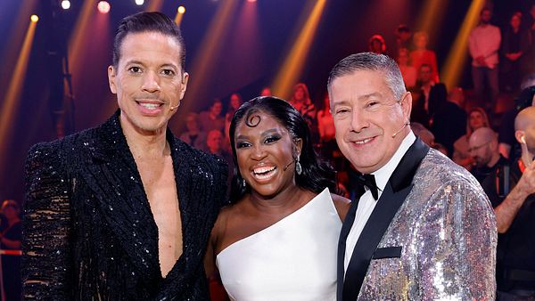 Das Lets Dance-Jury-Trio, bestehend aus Joachim Llambi, Motsi Mabuse und Jorge González, lächelt in die Kamera.  - Foto: IMAGO / Panama Pictures