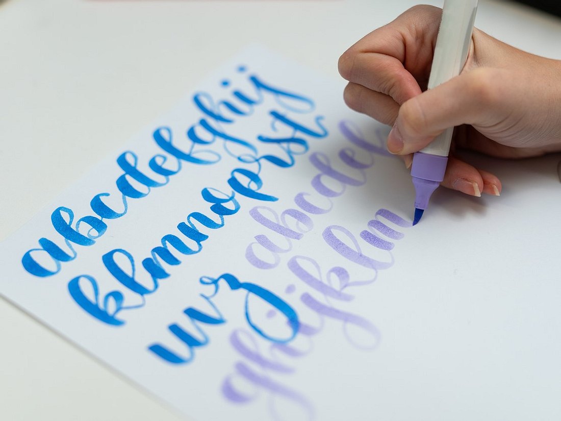 Person macht Lettering