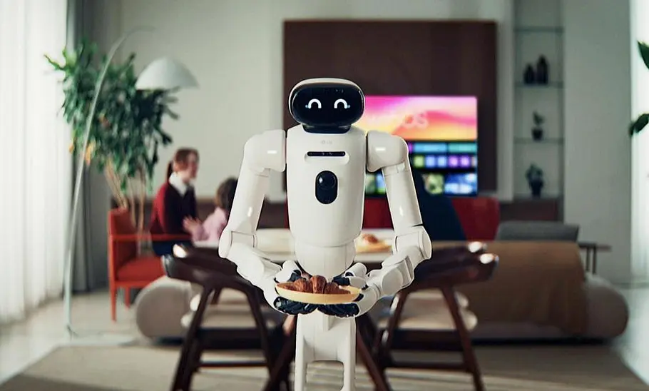 lg-cloid-ces-2026-wunderweib LG CLOiD Roboter trägt Teller mit Croissant