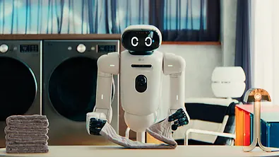 Der LG CLOiD Roboter faltet Wäsche zusammen.  - Foto: LG