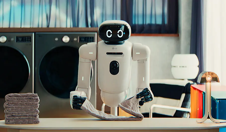 lg-cloid-ces-2026-wunderweib Der LG CLOiD Roboter faltet Wäsche zusammen.