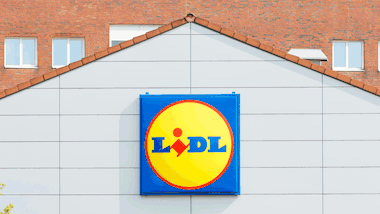 Verbraucherzentrale Hamburg prangert diese Lidl-Salami an. - Foto: iStock