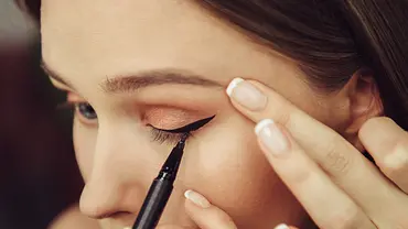 Lidstrich bei Schlupflidern: Makeup Artist verrät absolut genialen Profi-Trick! - Foto: JANIFEST/iStock Lidstrich bei Schlupflidern: Makeup Artist verrät absolut genialen Profi-Trick! - Foto: JANIFEST/iStock