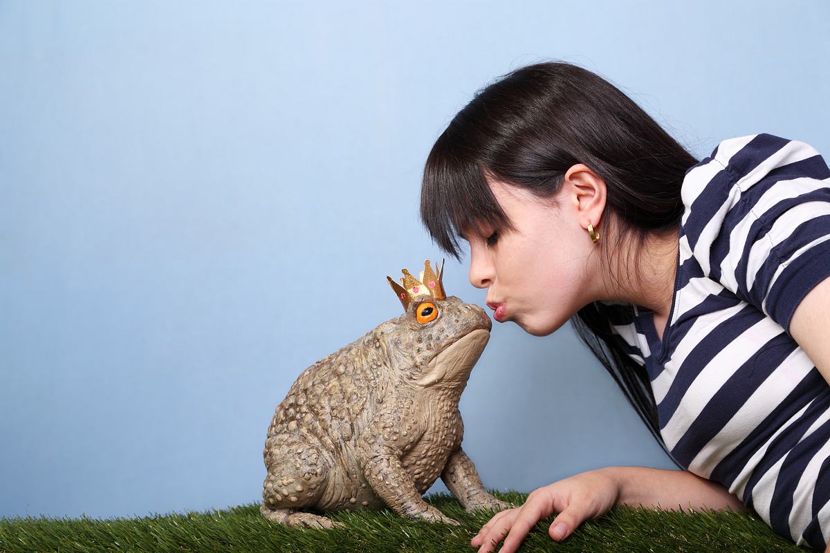 Frau küsst Frosch mit Krone (Themenbild)