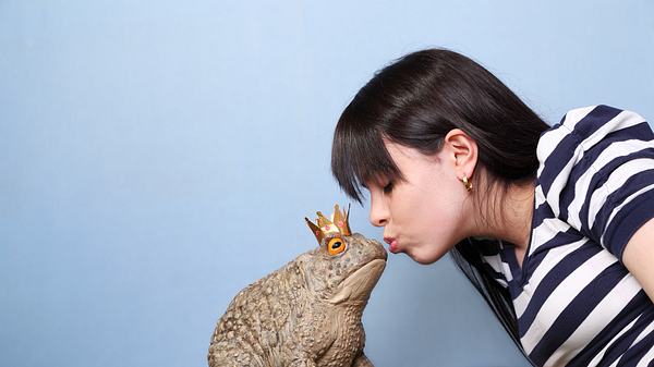 Frau küsst Frosch mit Krone (Themenbild) - Foto: Sadeugra/iStock