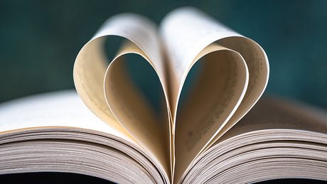 Buch mit Liebesgeschichten - Foto: iStock/Michelle Lee Photography