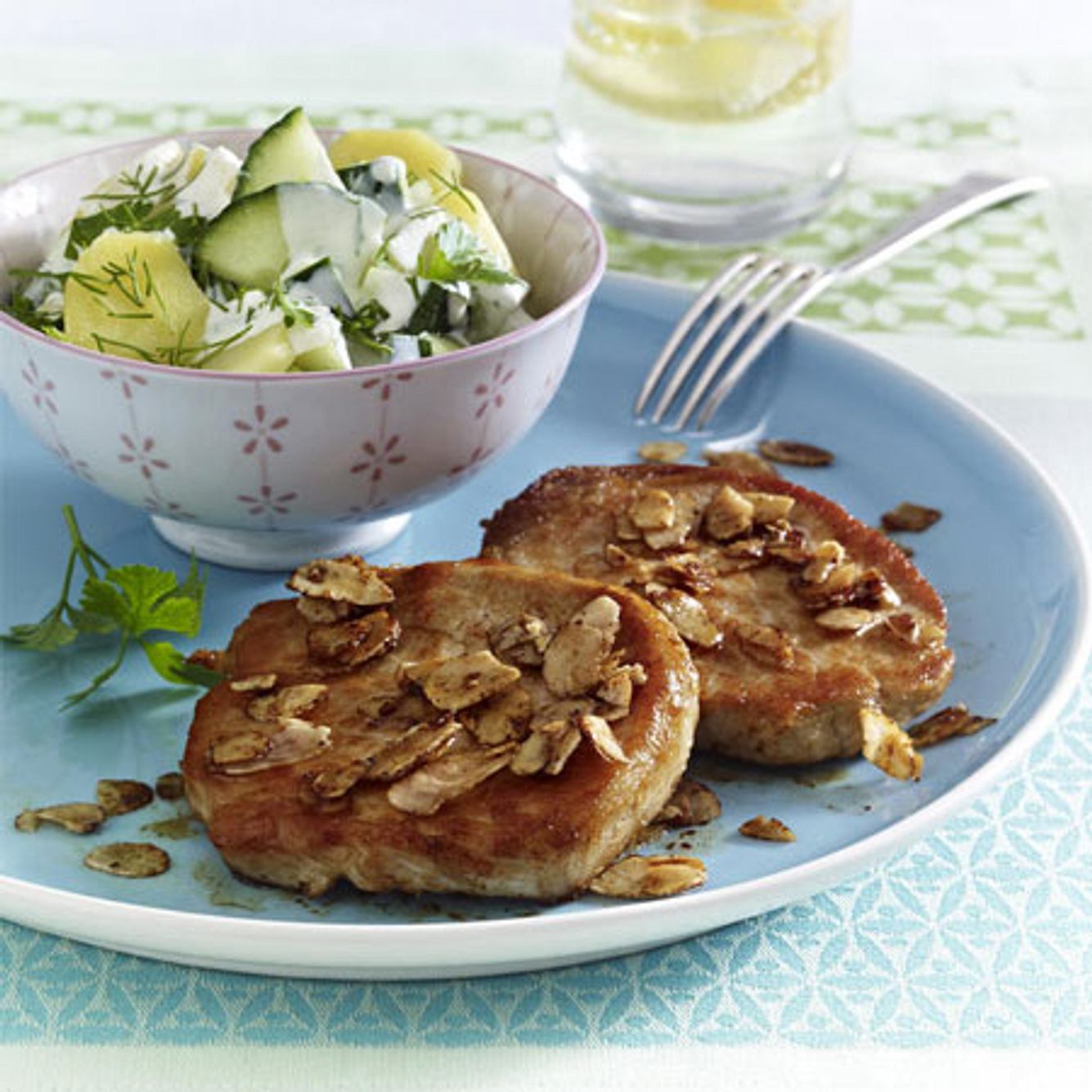 Die Lieblings-Gerichte-DiätSchnitzel mit Kartoffel-Gurken-SalatZutaten für 4 Portionen400 g festkochende Kartoffeln1 Salatgurke2 Stiele Dill3 Stiele Petersilie2 EL Weißweinessig1 TL Senf1 TL + 1 EL RapsölSal lieblingsgerichte light