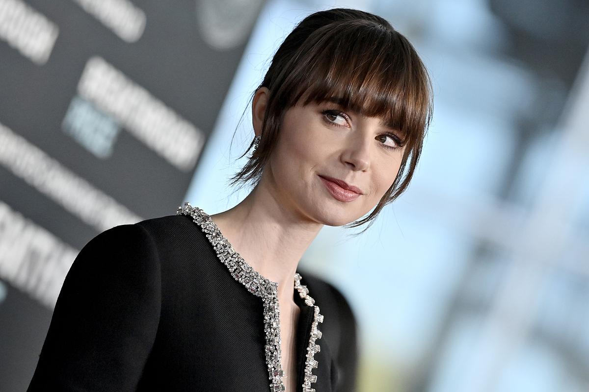 Lily Collins Gringe mit Hochsteckfrisur