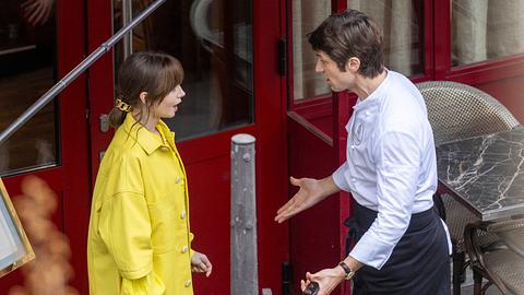 Schauspielerin Lily Collins und Lucas Bravo am Set von Emily in Paris - Foto: IMAGO / Bestimage