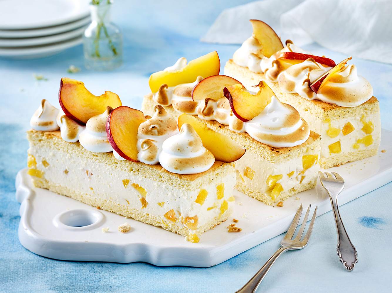 Limo-Kuchen: Rezept für Pfirsich-Quark-Schnitten mit Zitronenlimo Limo-Kuchen: Rezept für Pfirsich-Quark-Schnitten mit Zitronenlimo
