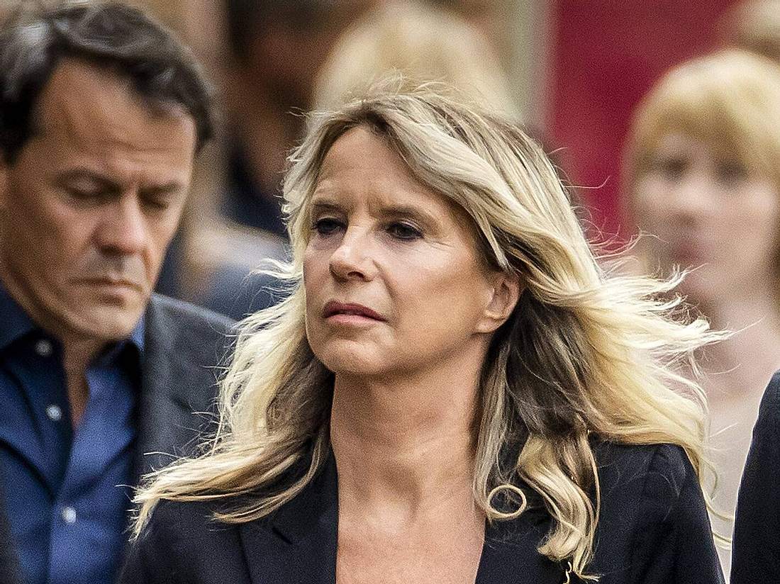 Manchmal lächeln Menschen auf Fotos, doch in ihren Augen sieht man den Schmerz - wie bei Moderatorin Linda de Mol...